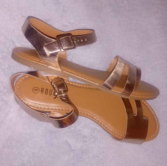 Rose Gold toe loop Sandals - Picture 4 of 6